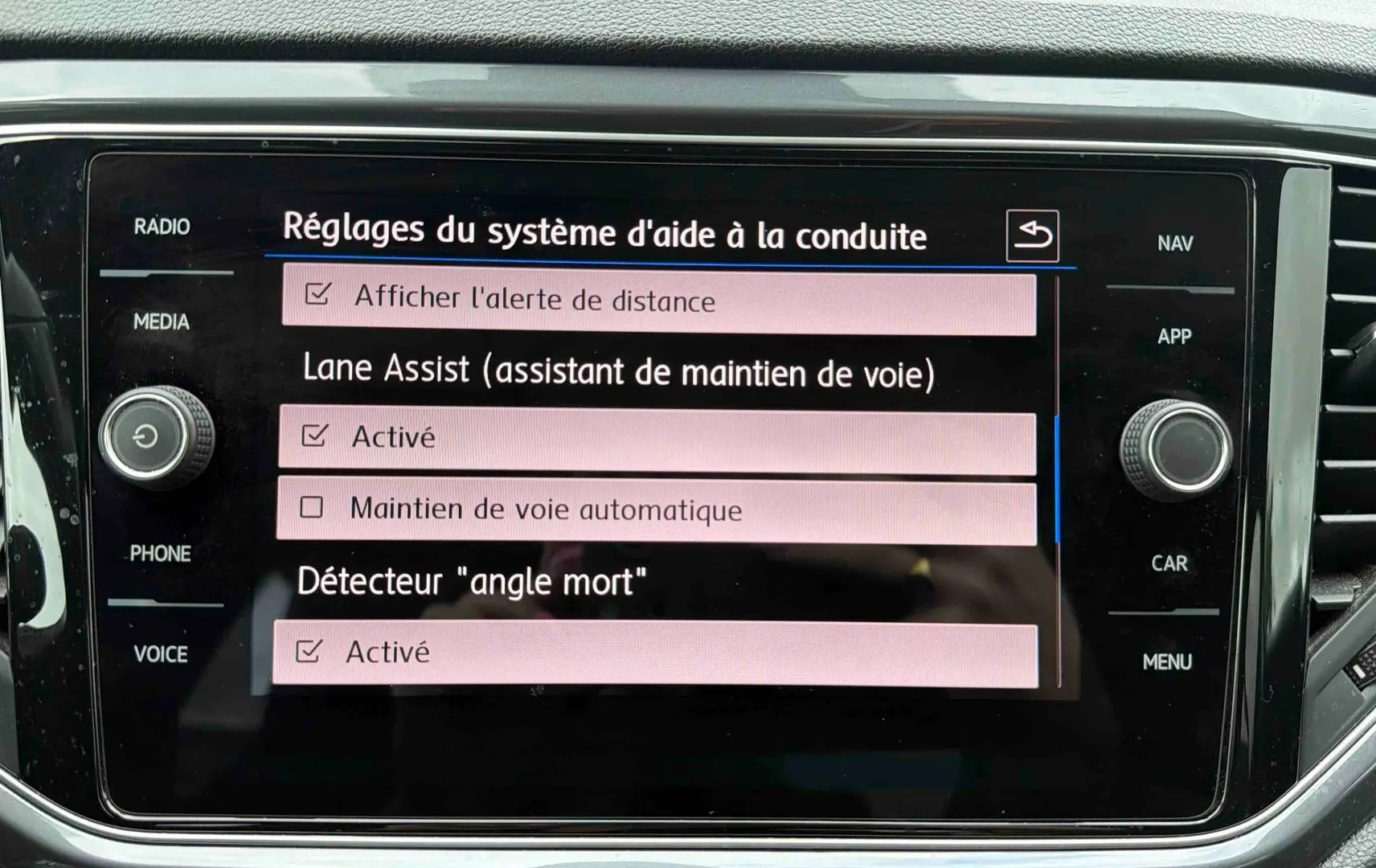 Écran tactile central du Volkswagen T-Roc 2020 affichant les réglages d’aide à la conduite.