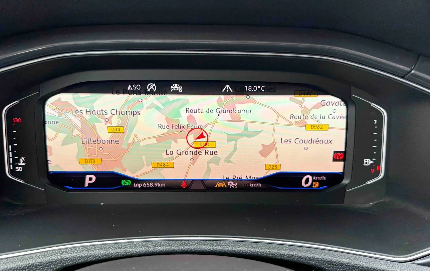 Affichage numérique du combiné d'instruments du Volkswagen T-Roc 2020 montrant une carte de navigation colorée.