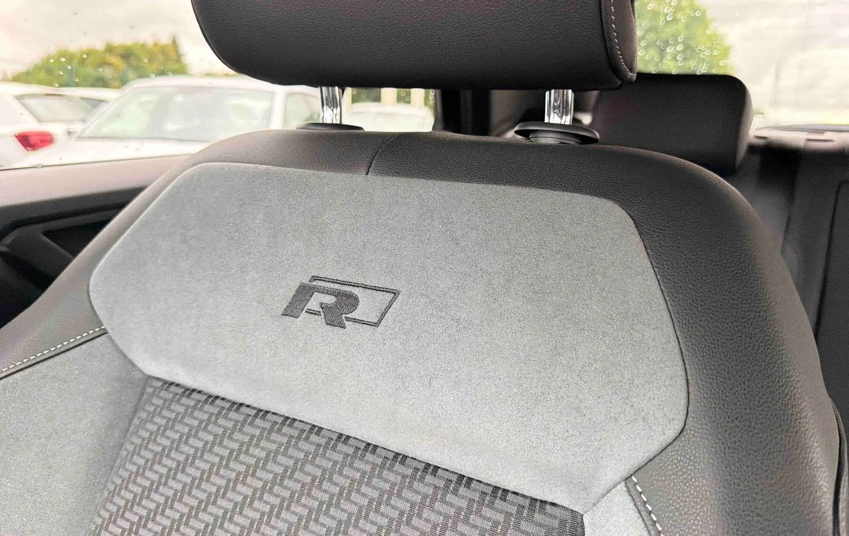 Détail du siège avant gris avec logo R brodé, intérieur d’un Volkswagen T-Roc 2020 visible de profil arrière.
