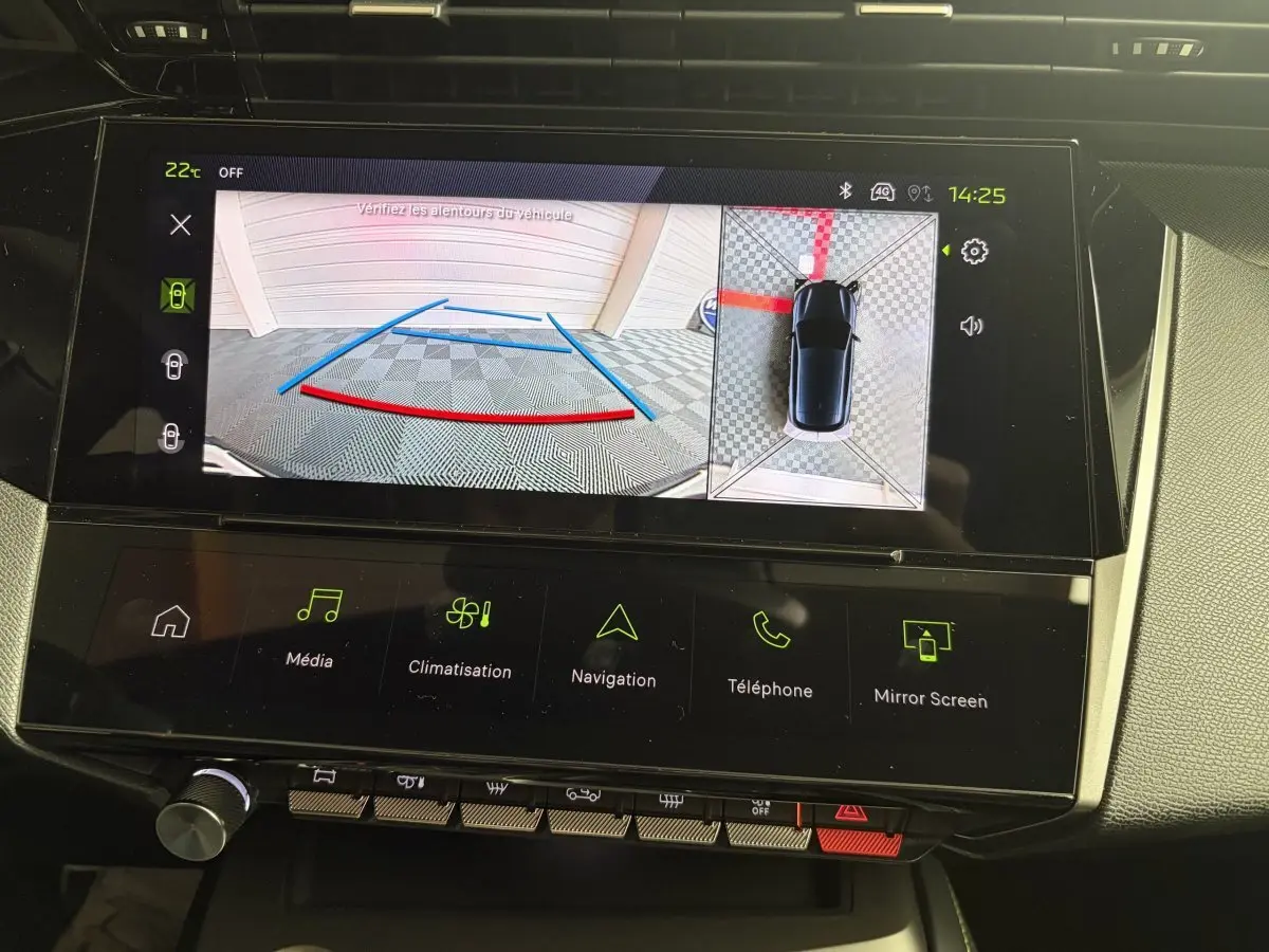 Écran tactile central de la Peugeot 308 bleu 2025 montrant la caméra de recul et la vue 360° intérieure.