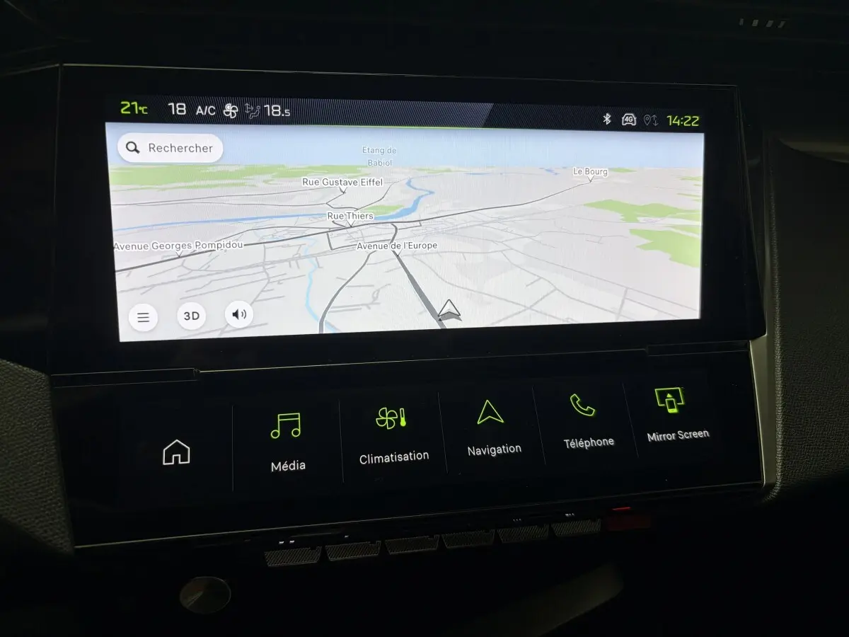 Écran tactile central de navigation 3D du Peugeot 308 1.2 Hybrid 145 GT, interface moderne et claire.