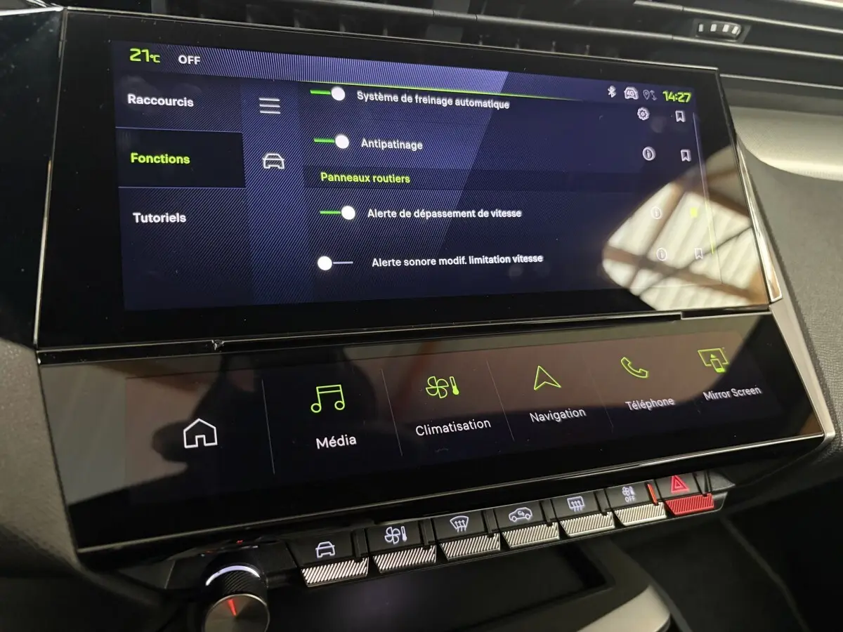 Écran tactile central intérieur de la Peugeot 308 GT 1.2 Hybrid 2025 affichant les options d’aide à la conduite.