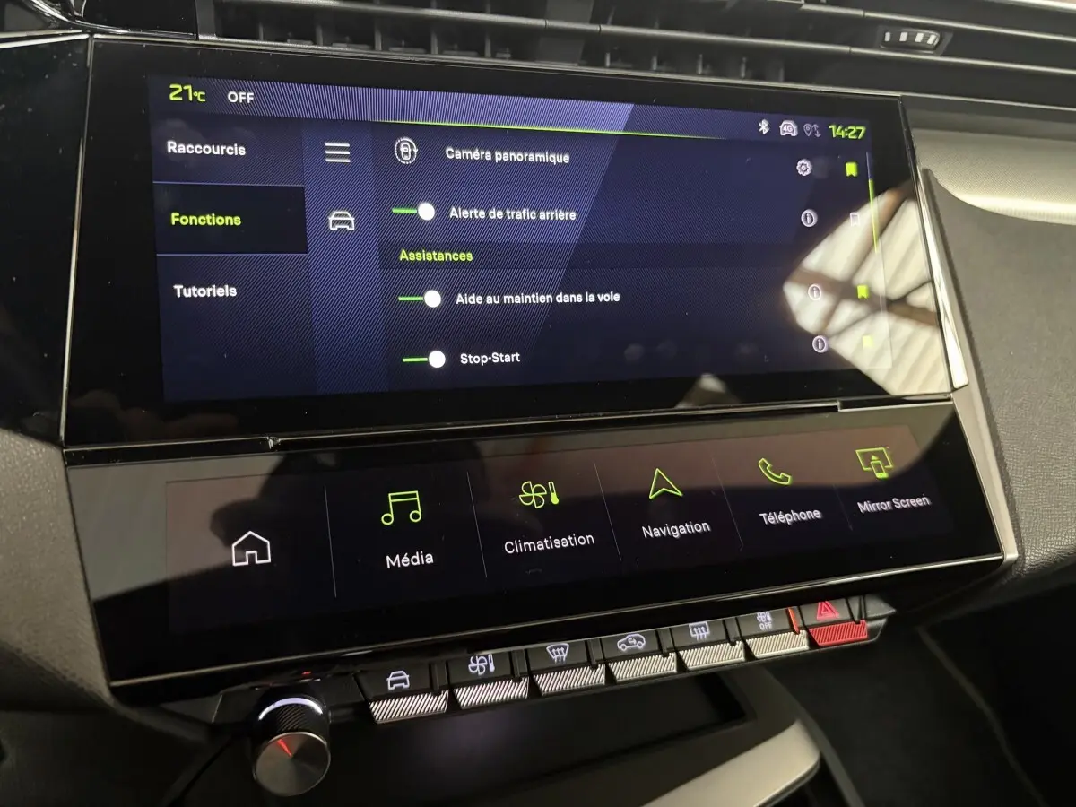 Écran tactile central du tableau de bord du Peugeot 308 Hybrid 2025 affichant les options d'assistance et de navigation.