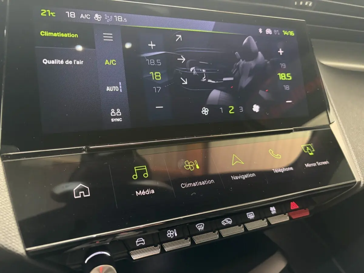 Écran tactile central de la Peugeot 308 1.2 Hybrid 145 GT affichant les réglages de climatisation et multimédia.