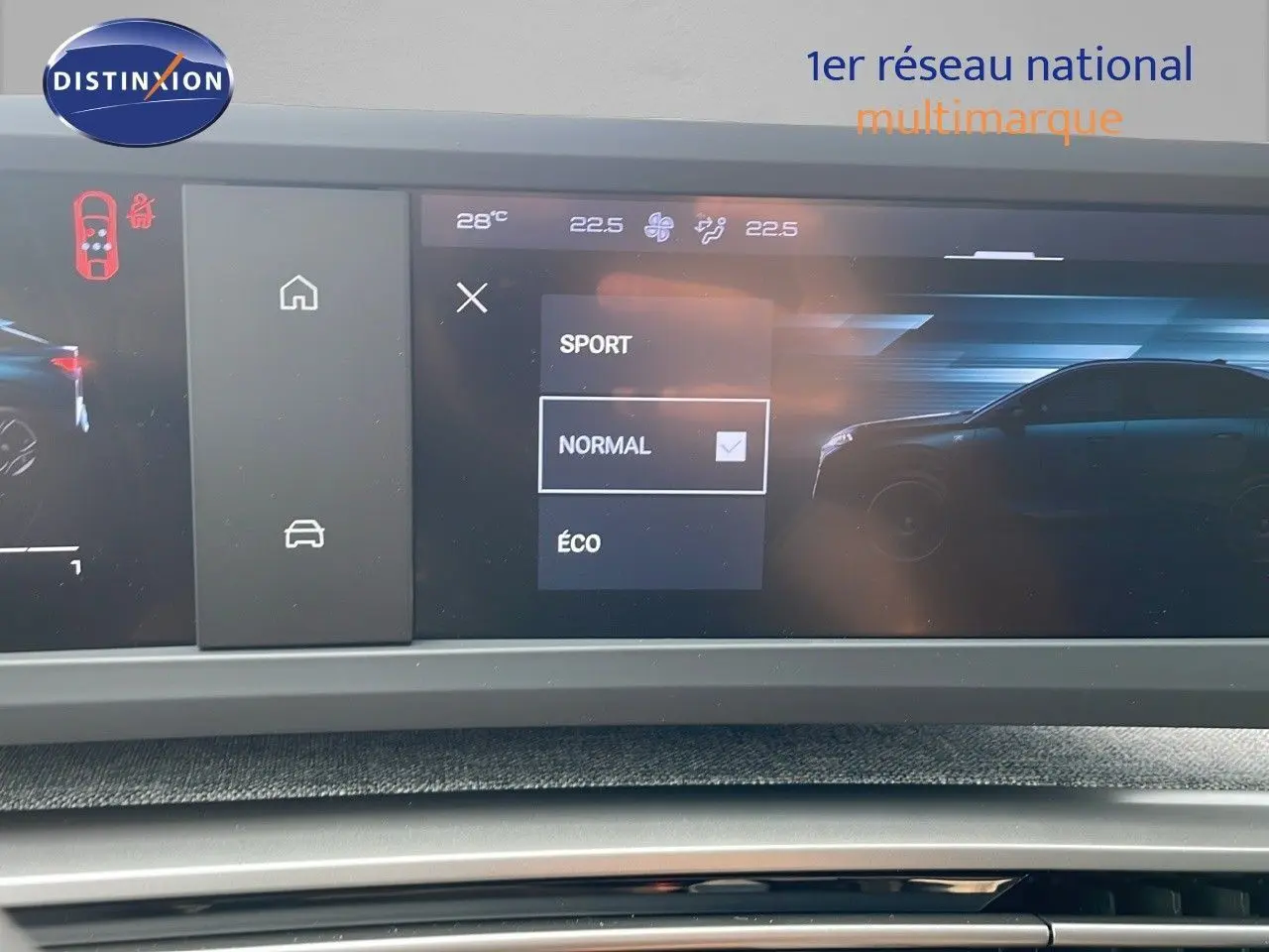 Écran tactile intérieur du Peugeot 3008 Hybrid 2025 affichant les modes de conduite avec silhouette latérale du SUV gris artense métal.