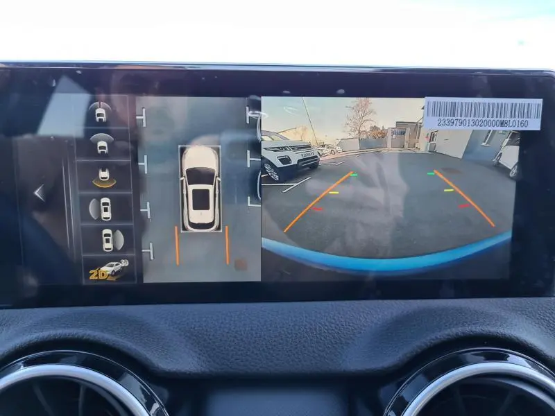 Affichage de la caméra de recul et vue 360° du SERES 3 rouge carmin lors d'une manœuvre de stationnement