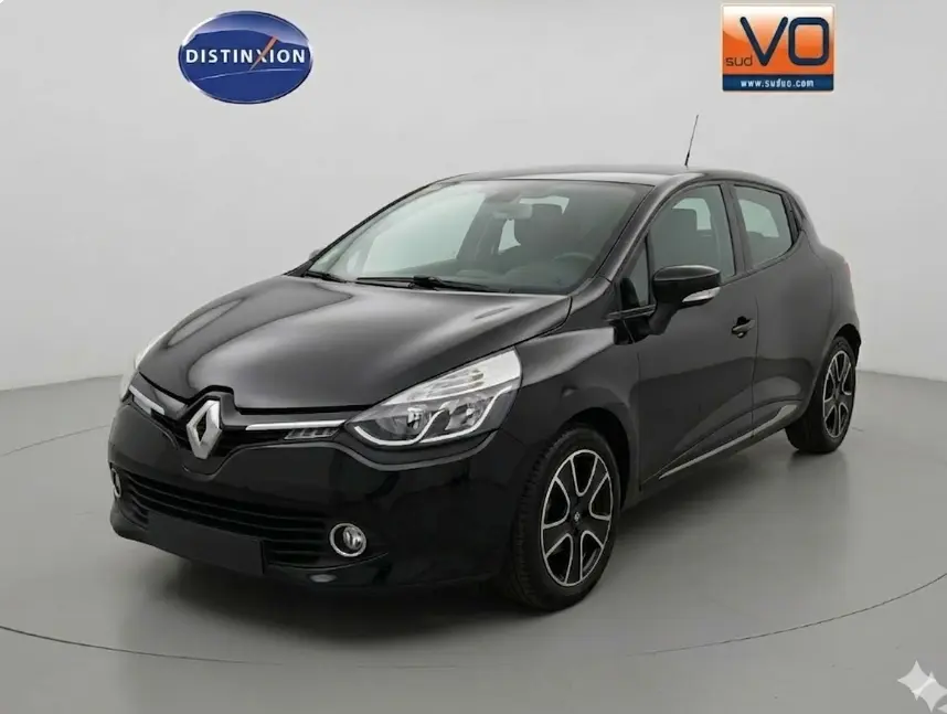 Renault Clio IV dCi 90 noir vue 3/4 avant, jantes alliage 16 pouces et phares antibrouillard visibles.