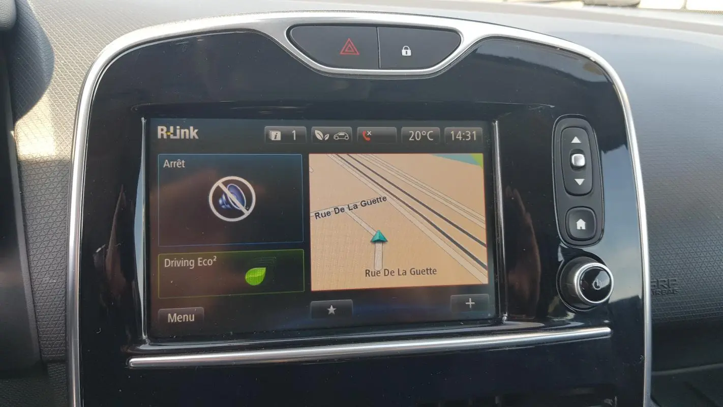 Écran tactile central R-Link de Renault Clio IV dCi 90 eco2 Intens affichant la navigation et options eco conduite.