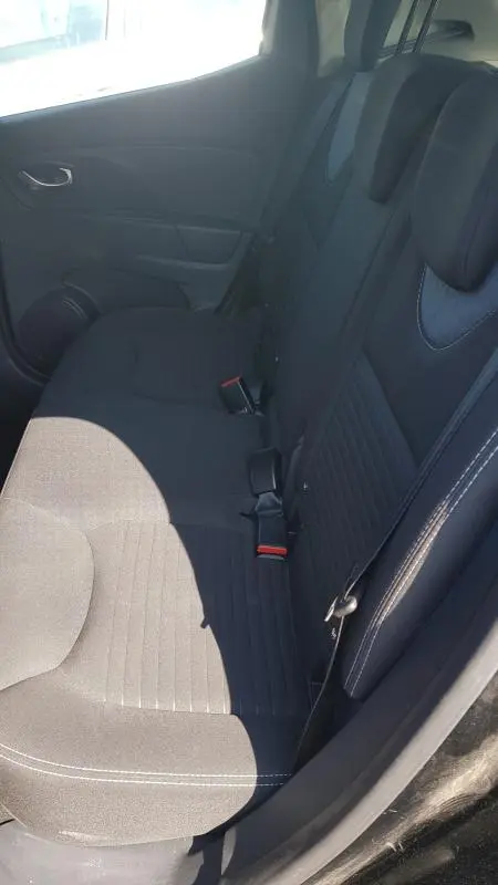 Vue intérieure côté droit des sièges arrière noirs de la Renault Clio IV dCi 90 eco2 Intens de 2015.