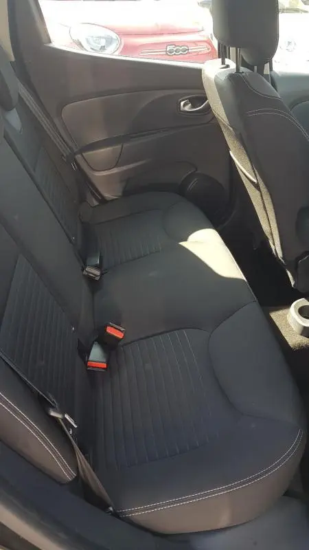 Vue intérieure de la banquette arrière noire de la Renault Clio IV dCi 90 eco2 Intens, avec ceinture et appuis-tête visibles.
