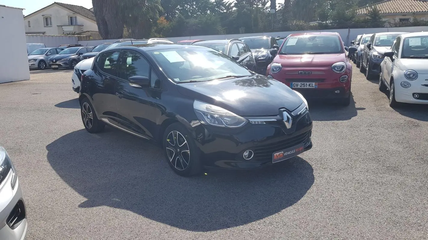Renault Clio IV dCi 90 noir vue 3/4 avant droit, jantes alliage 16 pouces, stationnée en extérieur.
