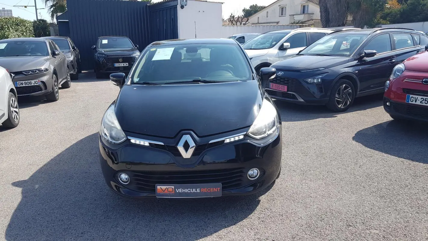 Renault Clio IV dCi 90 eco2 Intens noire vue de face, avec feux diurnes LED et antibrouillard visibles.