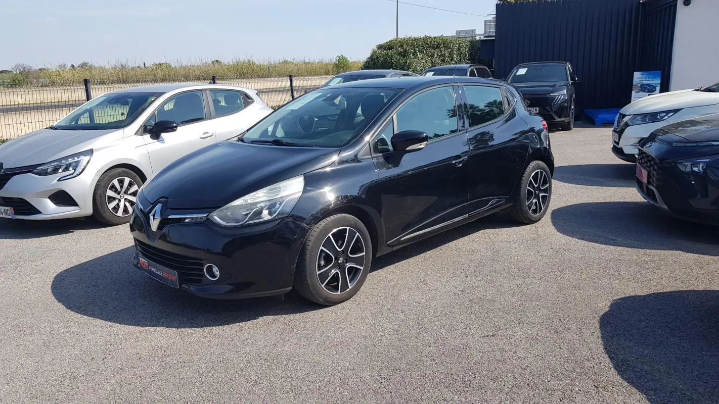 Renault Clio IV dCi 90 noir vue 3/4 avant avec jantes alliage 16 pouces sur parking extérieur.