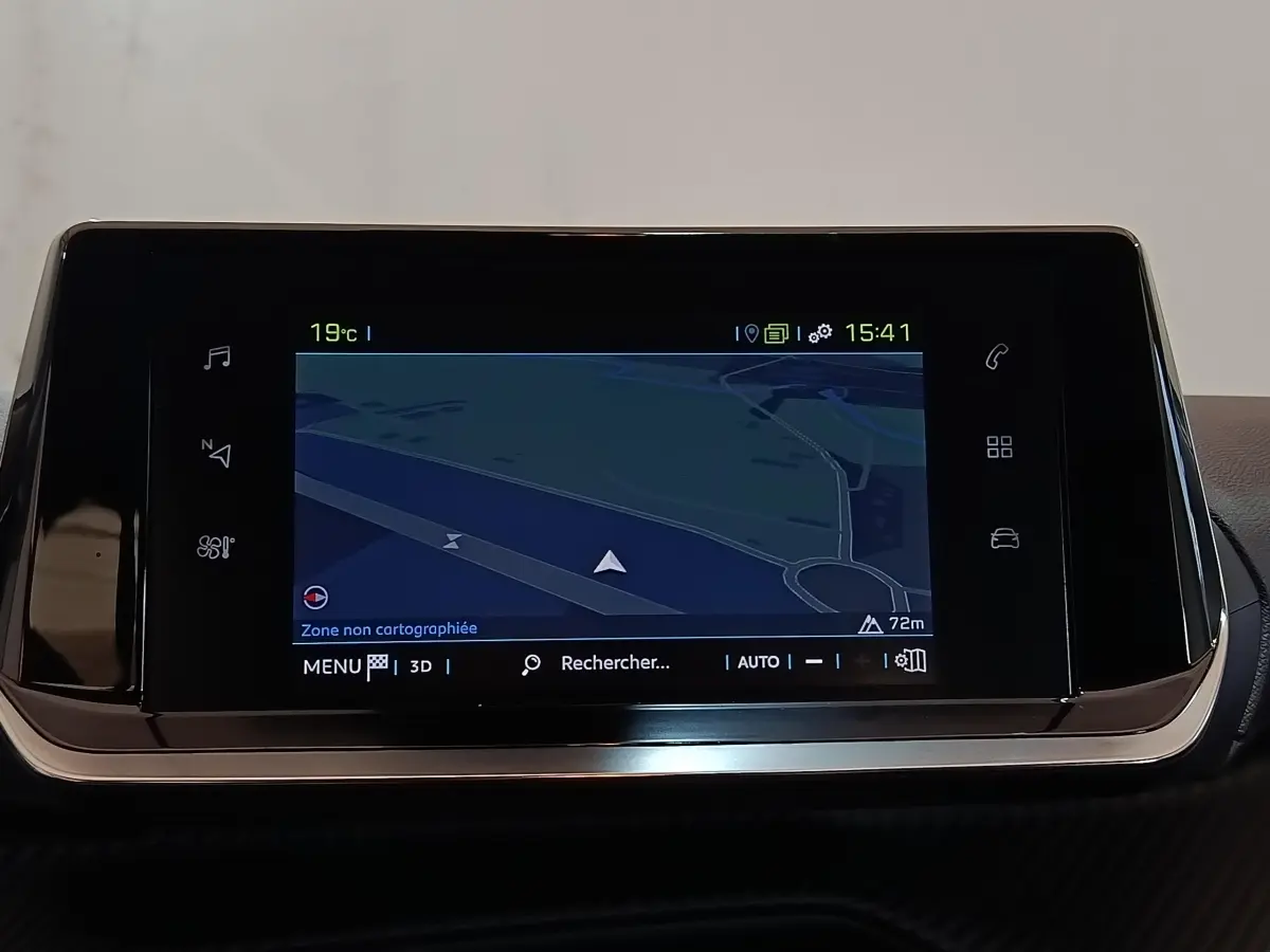 Écran tactile central 7 pouces du tableau de bord de la Peugeot 208 électrique Active Business blanc.