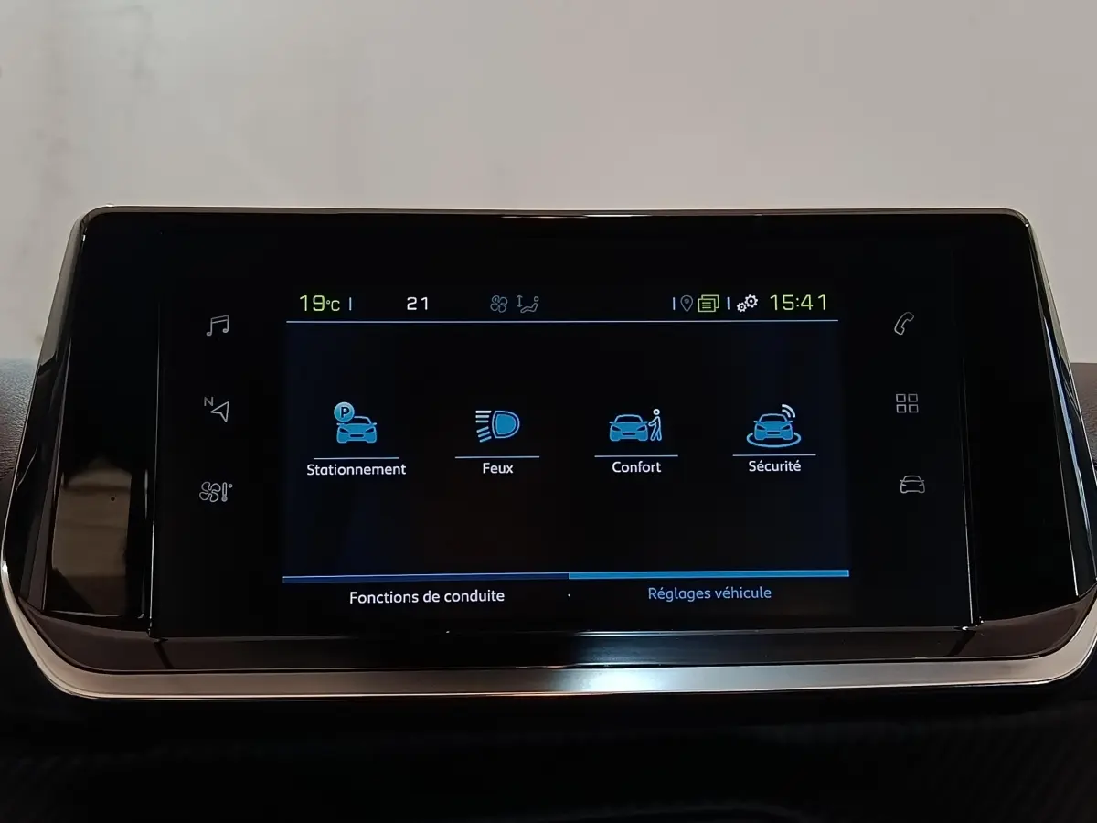Écran tactile central de la Peugeot 208 électrique Active Business affichant les réglages de conduite et sécurité.