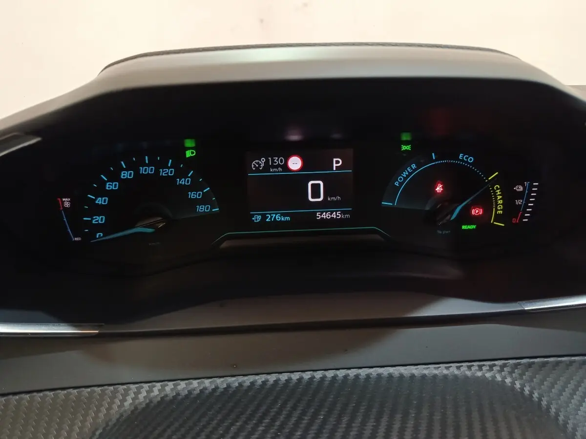 Vue rapprochée du tableau de bord numérique de la Peugeot 208 électrique Active Business 2020, affichage en bleu et blanc.