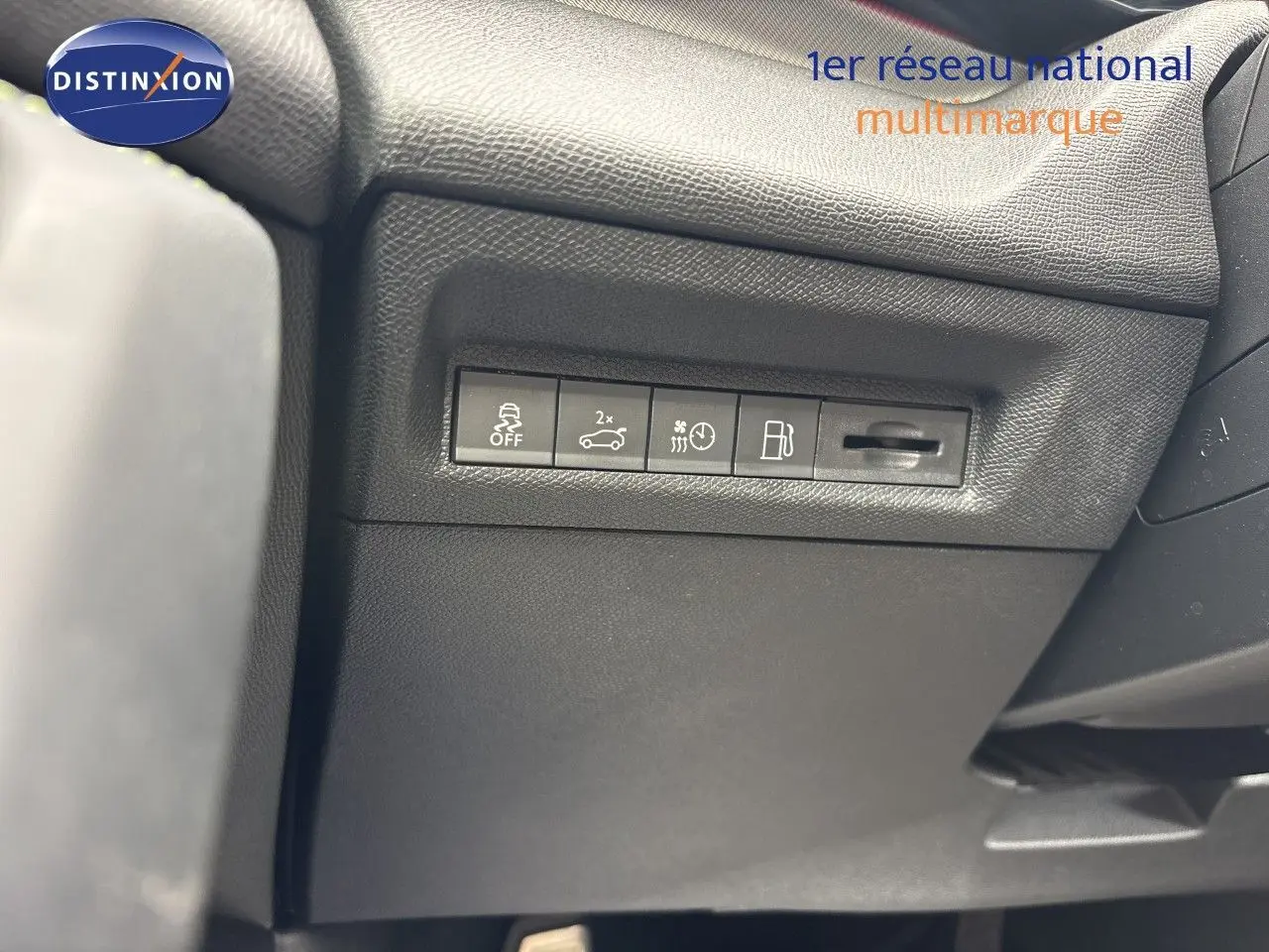Vue intérieure du tableau de bord côté gauche avec les commandes d'assistance et réglages sur Peugeot 308 SW hybride blanc nacré.
