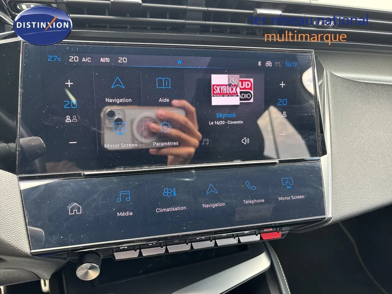 Écran tactile central de la Peugeot 308 SW hybride 2022, affichant la radio et les commandes de climatisation.