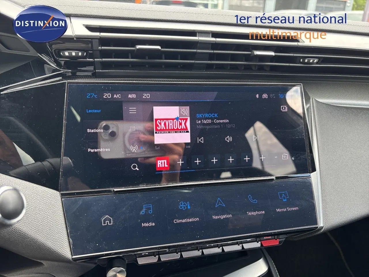 Écran tactile central du tableau de bord de la Peugeot 308 SW hybride, affichant la radio Skyrock en intérieur noir et gris.