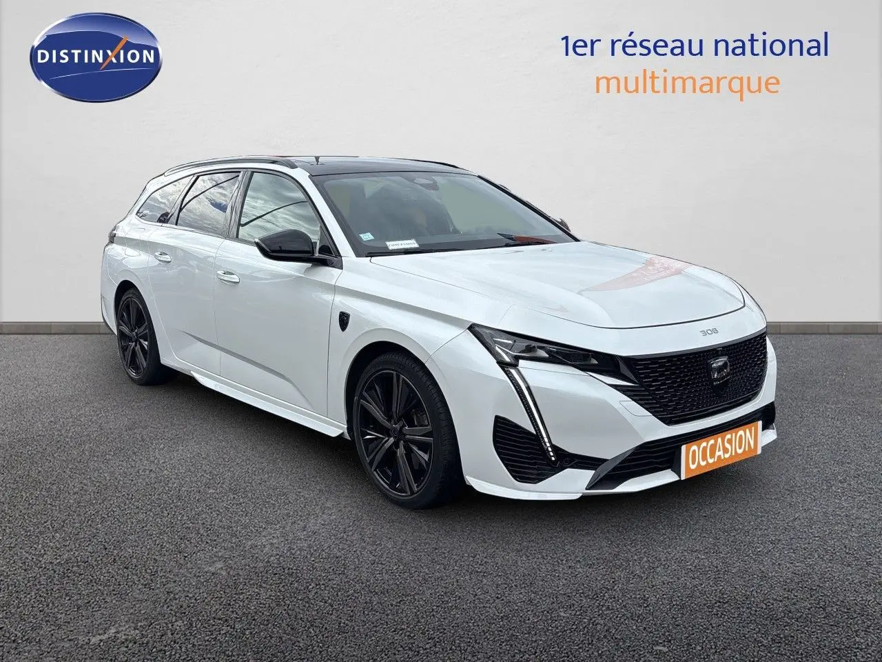 Peugeot 308 SW hybride blanc nacré métal vue 3/4 avant droit avec jantes noires et calandre noire distinctive.