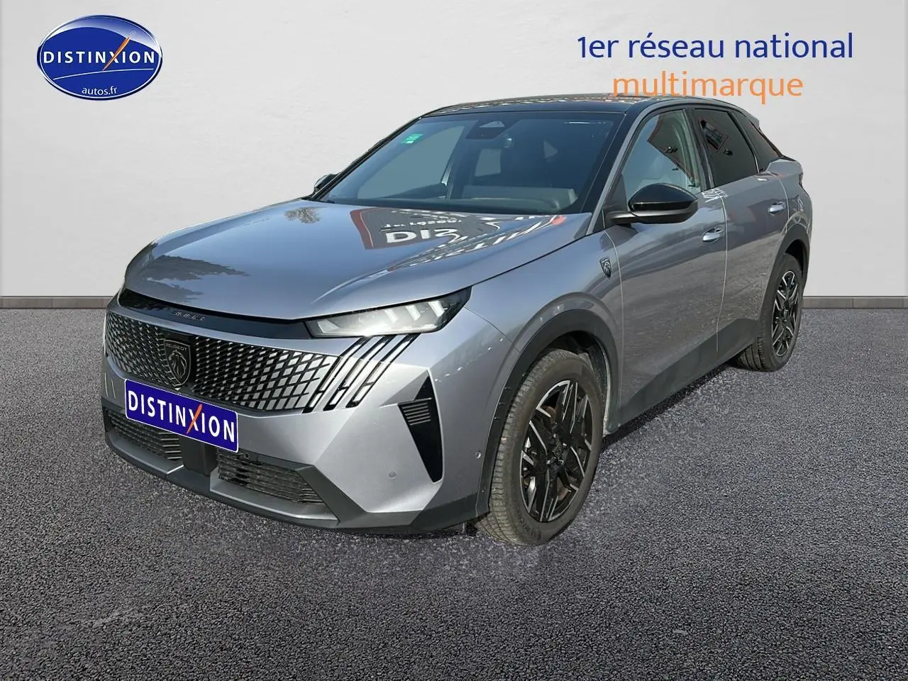 Peugeot 3008 gris Artense vue 3/4 avant droit, avec calandre distinctive et jantes noires.