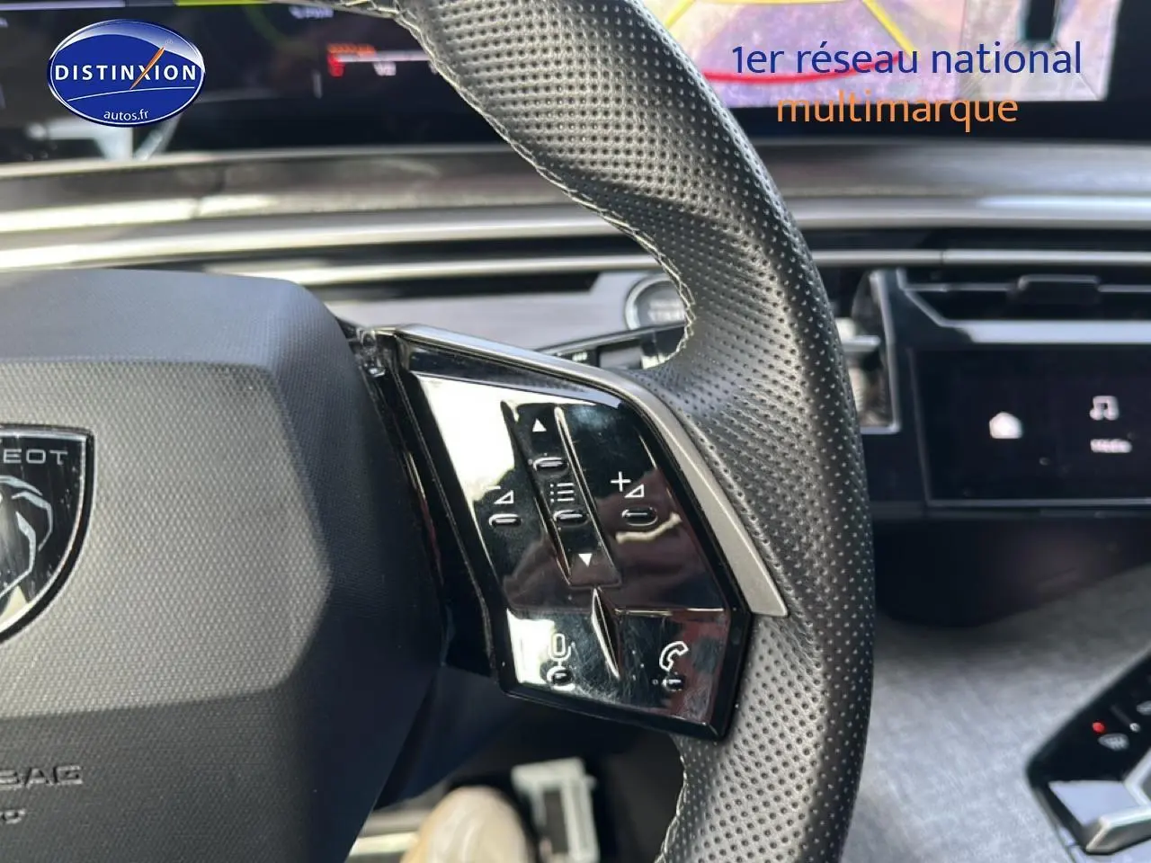Gros plan sur le volant cuir perforé du Peugeot 3008 gris Artense, avec commandes multifonctions visibles à droite.
