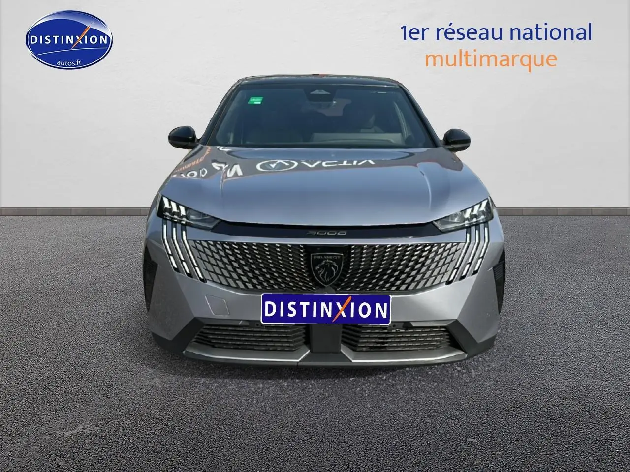 Vue frontale du Peugeot 3008 gris Artense avec calandre distinctive et phares LED en forme de griffes.