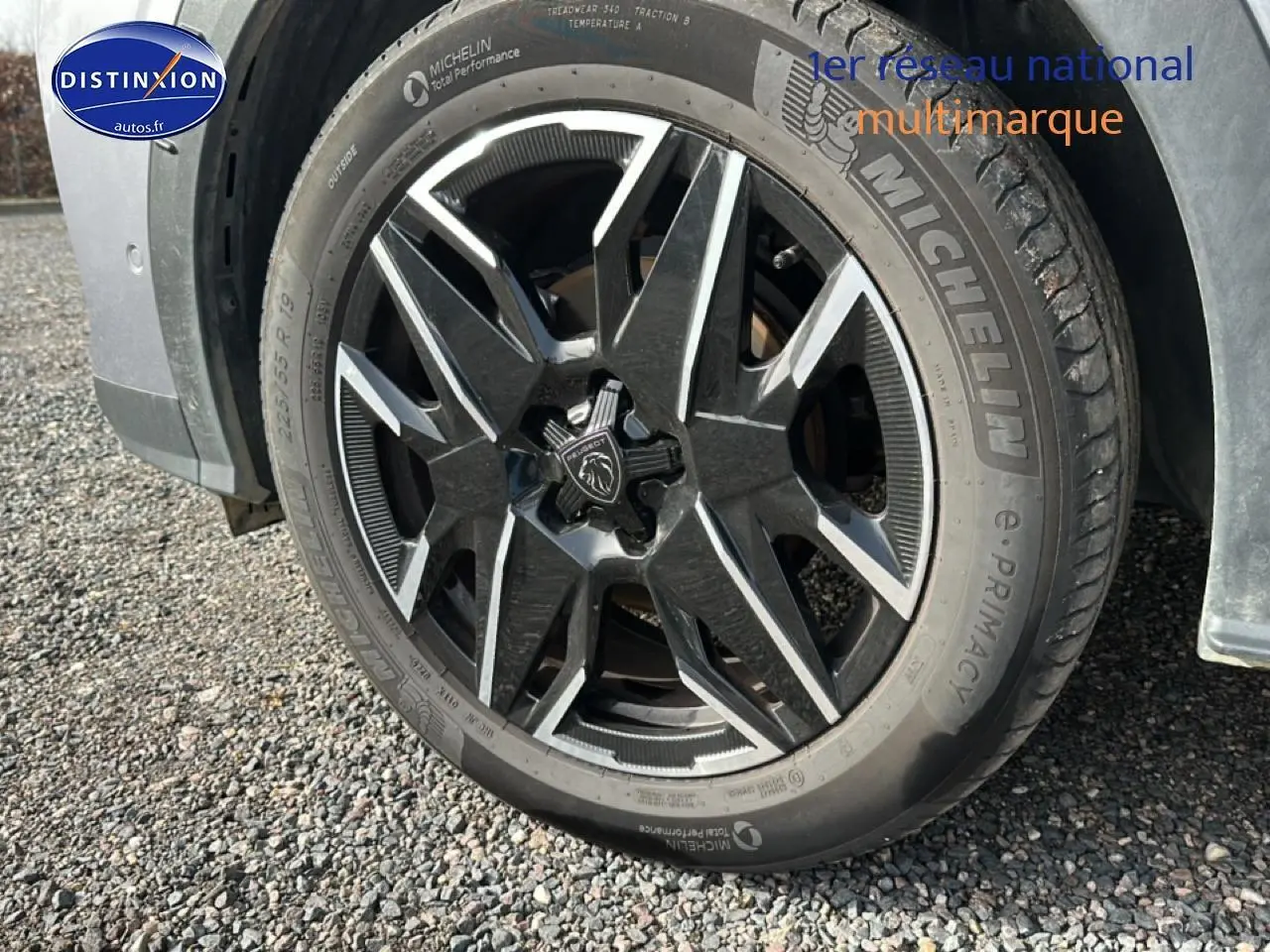 Gros plan sur la jante alu noire et grise d’un Peugeot 3008 gris Artense, côté avant droit.