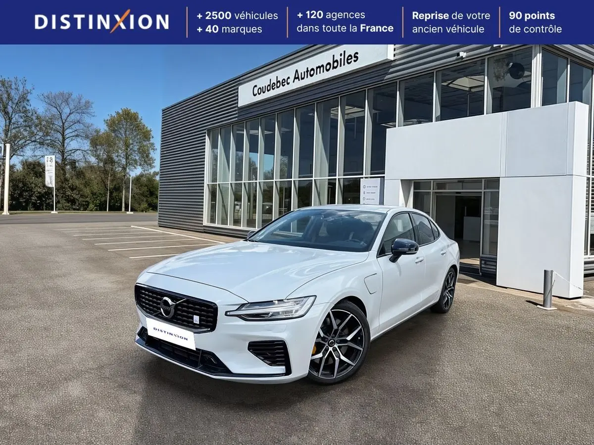 Volvo S60 T8 blanche vue 3/4 avant droit, calandre noire brillante et jantes alliage 19 pouces style Y noir diamant.
