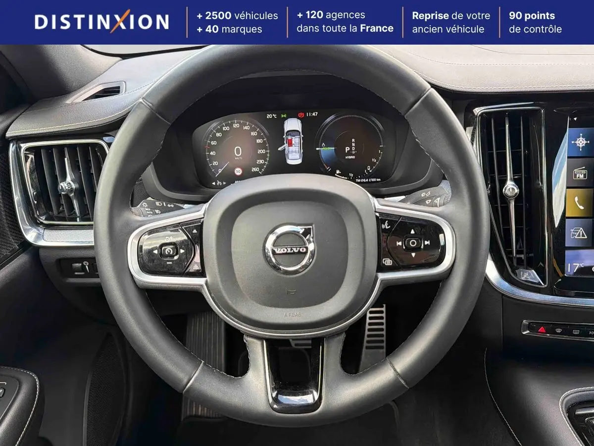 Vue centrée sur le volant noir de la Volvo S60 2021 avec tableau de bord digital et écran tactile latéral.