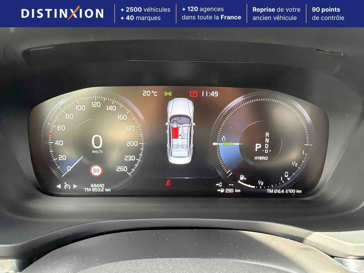 Vue rapprochée du combiné d'instruments digital du tableau de bord du Volvo S60 T8 hybride, affichant la vitesse à 0 km/h et l'état des portes.