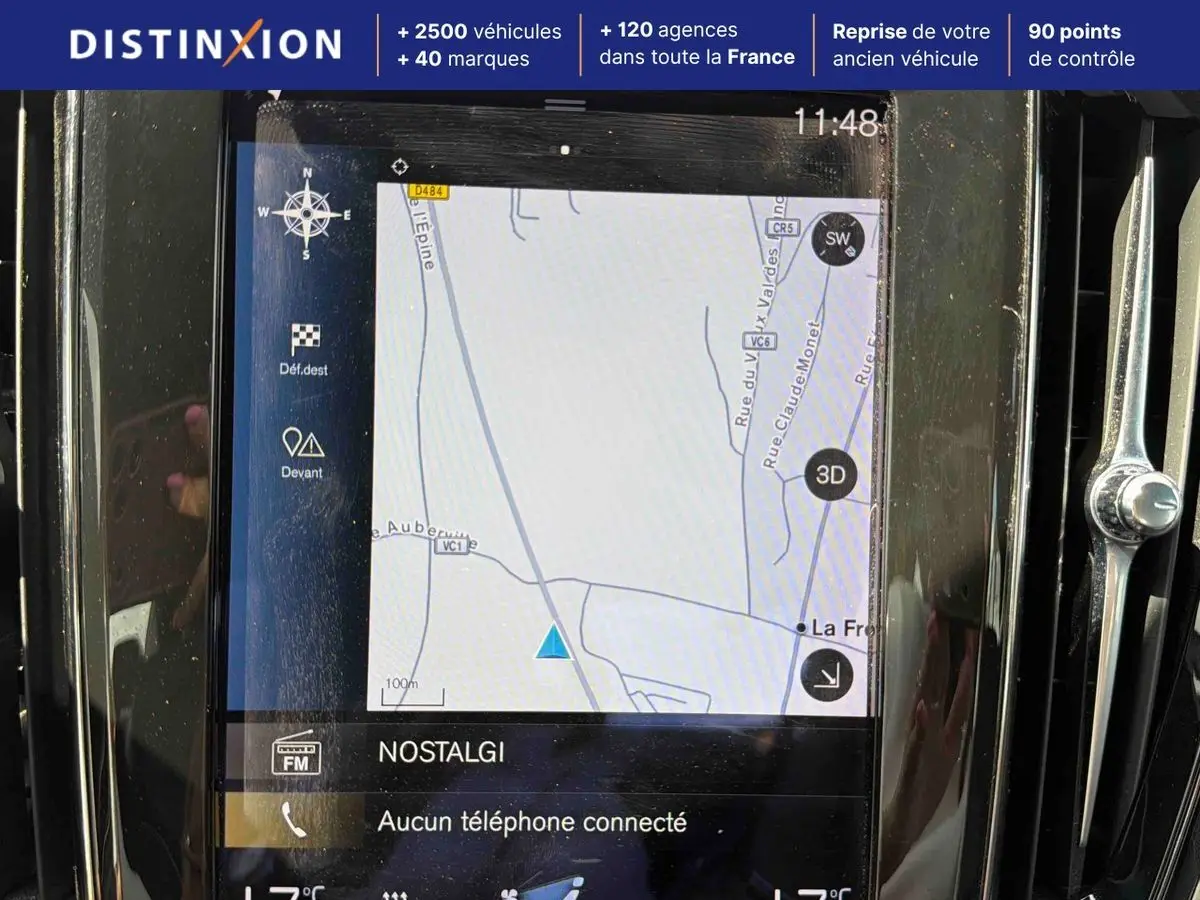 Écran tactile central du système de navigation Volvo S60 T8 blanc, affichant une carte et options GPS.