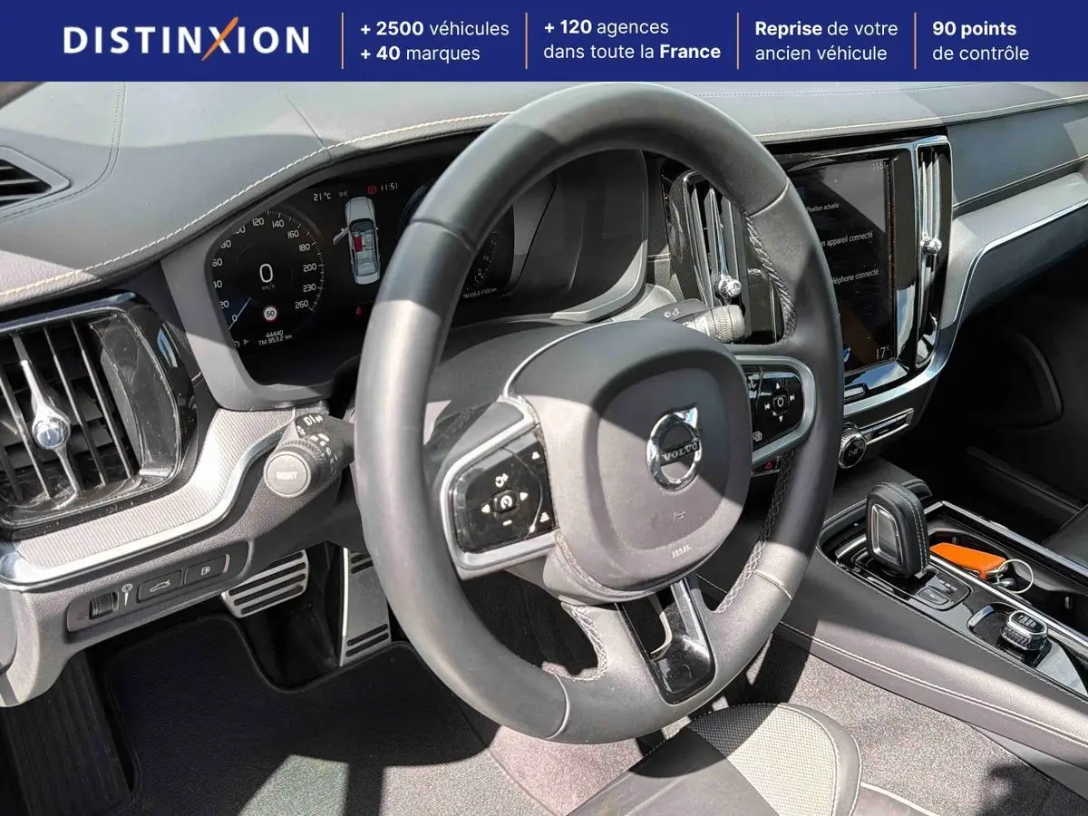 Intérieur de Volvo S60 T8 2021 vu côté conducteur, volant cuir noir et tableau de bord digital.