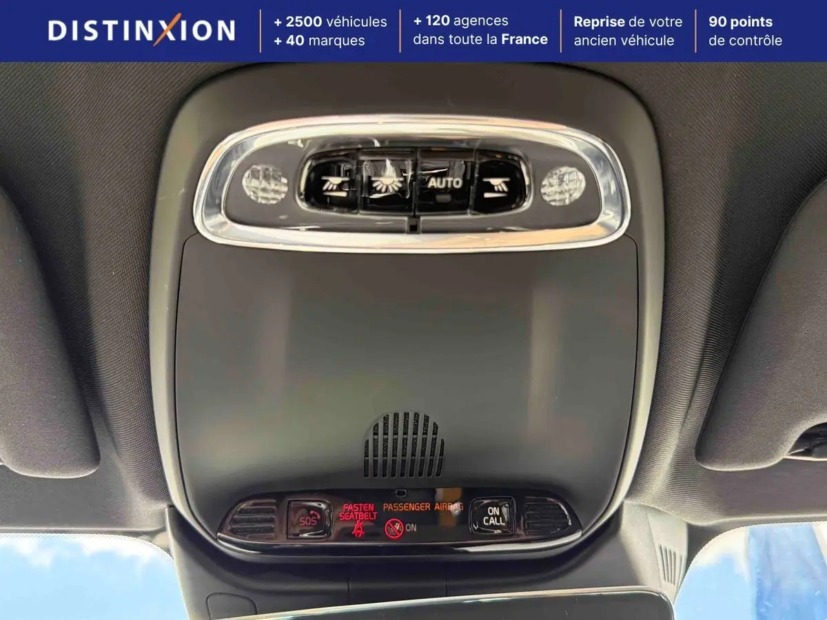 Vue intérieure du plafonnier avant du Volvo S60 blanc 2021, avec commandes d’éclairage et affichage digital.