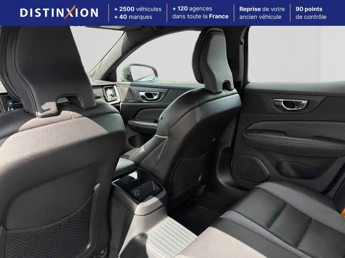Vue intérieure arrière droite du Volvo S60 T8 2021, montrant les sièges en cuir anthracite et les finitions noires.
