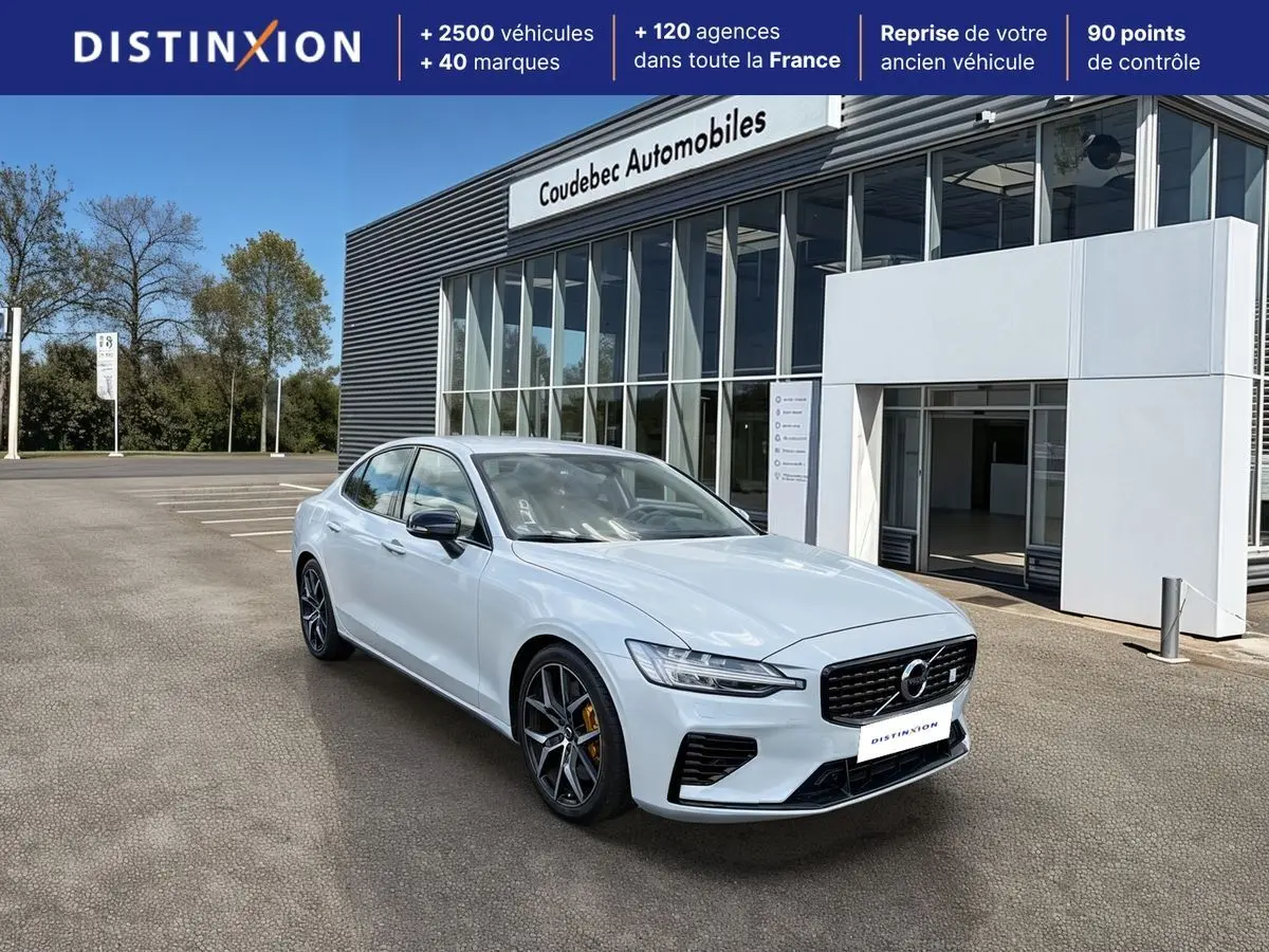 Vue 3/4 avant droite d'une Volvo S60 blanche avec calandre noire brillante et jantes alliage 19 pouces style Y noir/diamant.