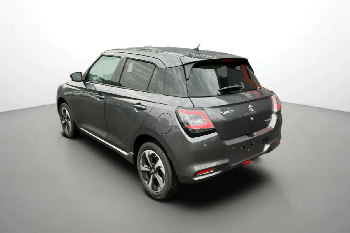 Suzuki Swift 2025 gris minéral vue 3/4 arrière droit avec jantes alu et vitres surteintées.