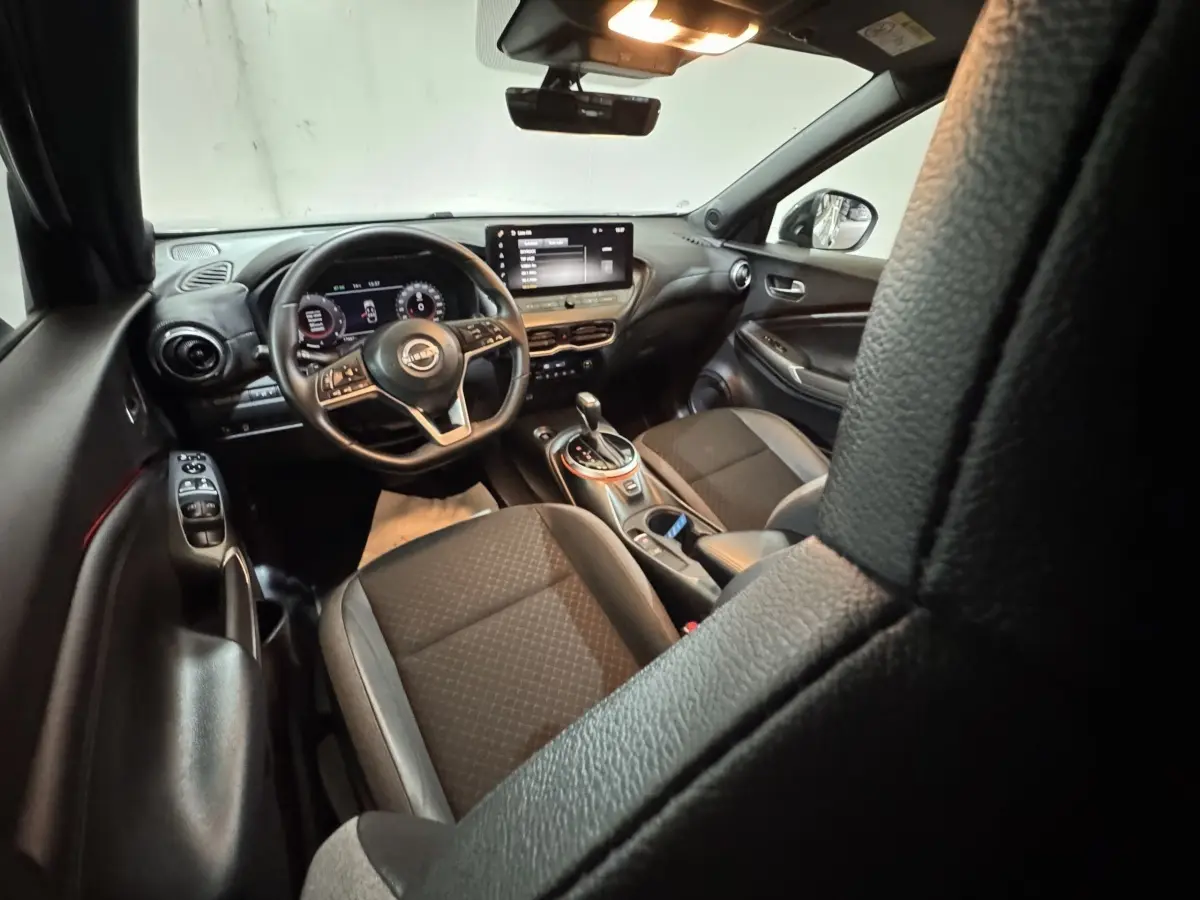 Vue intérieure avant droite du Nissan Juke DIG-T 114 DCT N-Connecta 2025 avec tableau de bord numérique et écran tactile.