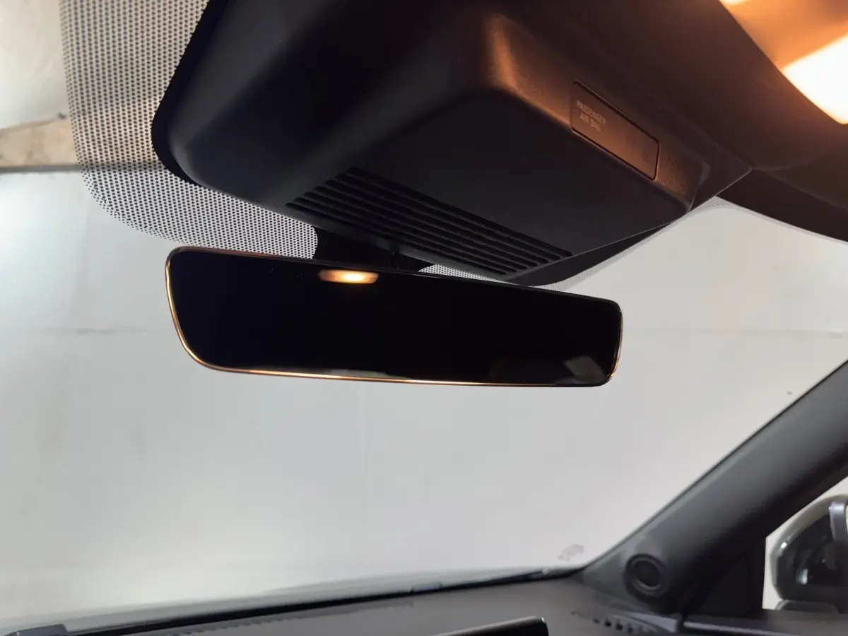 Rétroviseur intérieur noir du Nissan Juke 2025, vue rapprochée depuis l'habitacle côté conducteur.