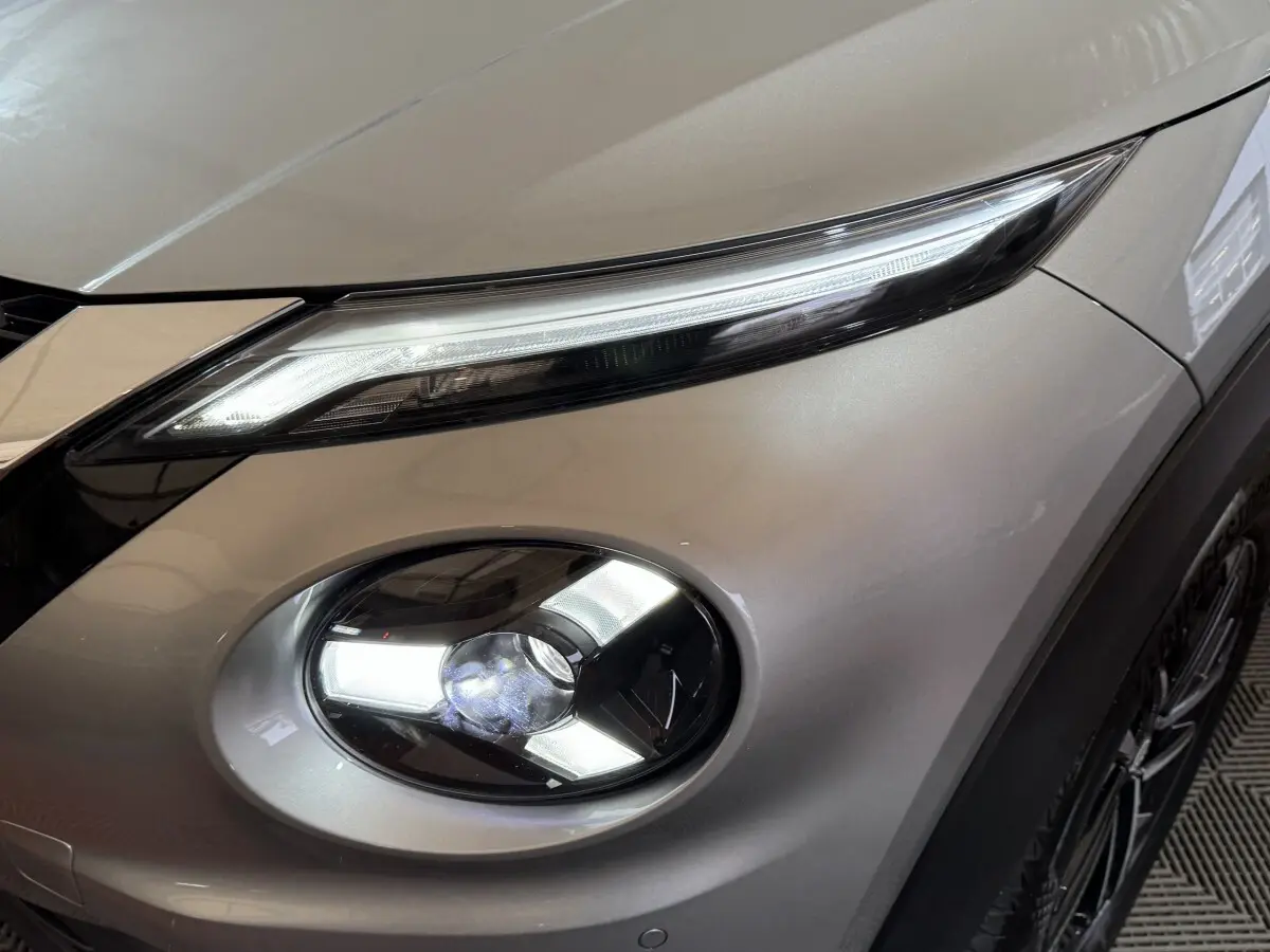 Gros plan sur le phare avant droit LED du Nissan Juke gris clair, mettant en valeur son design moderne et épuré.