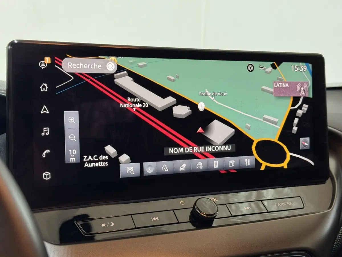 Écran tactile central affichant la navigation 3D du Nissan Juke gris clair, vue intérieure rapprochée.