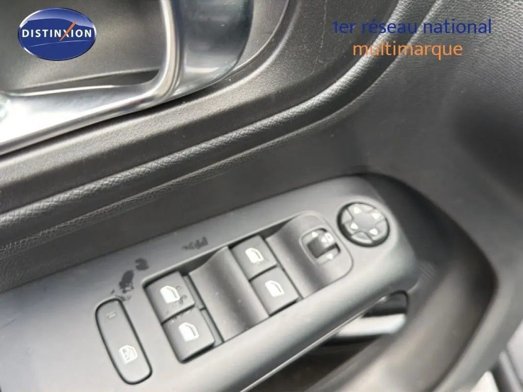 Gros plan sur les commandes des vitres électriques côté gauche d’un Citroën C5 Aircross Hybrid 145 gris platinium.