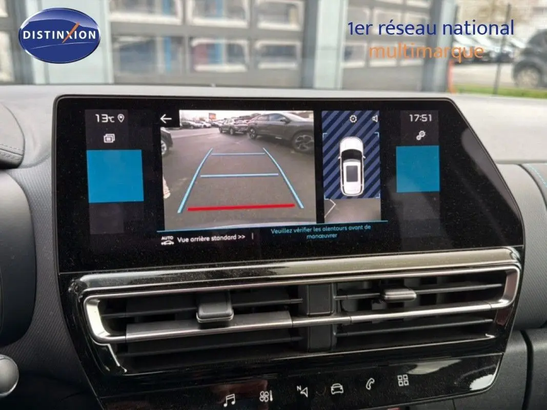 Écran central montrant la caméra de recul du Citroën C5 Aircross Hybrid 145 gris platinium, vue intérieure avant.