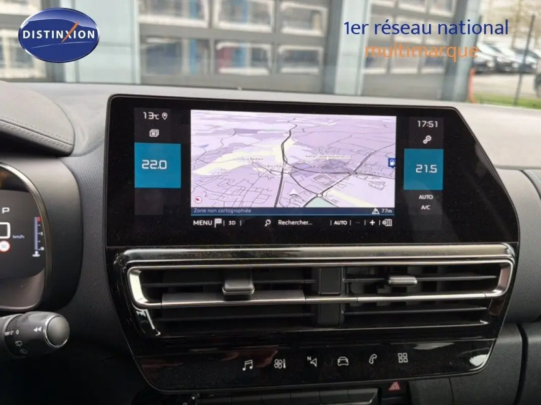 Vue rapprochée de l’écran central tactile du tableau de bord du Citroën C5 Aircross gris platinium 2025.