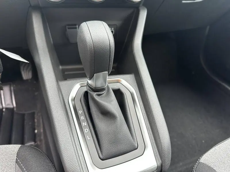 Le levier de vitesse automatique noir de la Renault Clio 2025, vu en gros plan depuis l'intérieur.