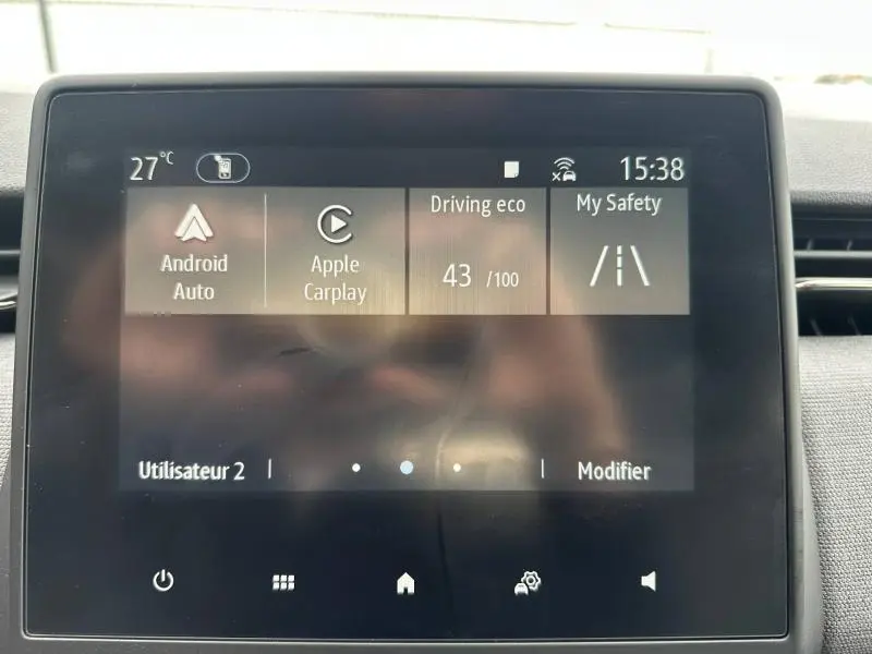 Écran tactile intérieur de la Renault Clio 2025 affichant Android Auto, Apple Carplay et indicateur d’éco-conduite.