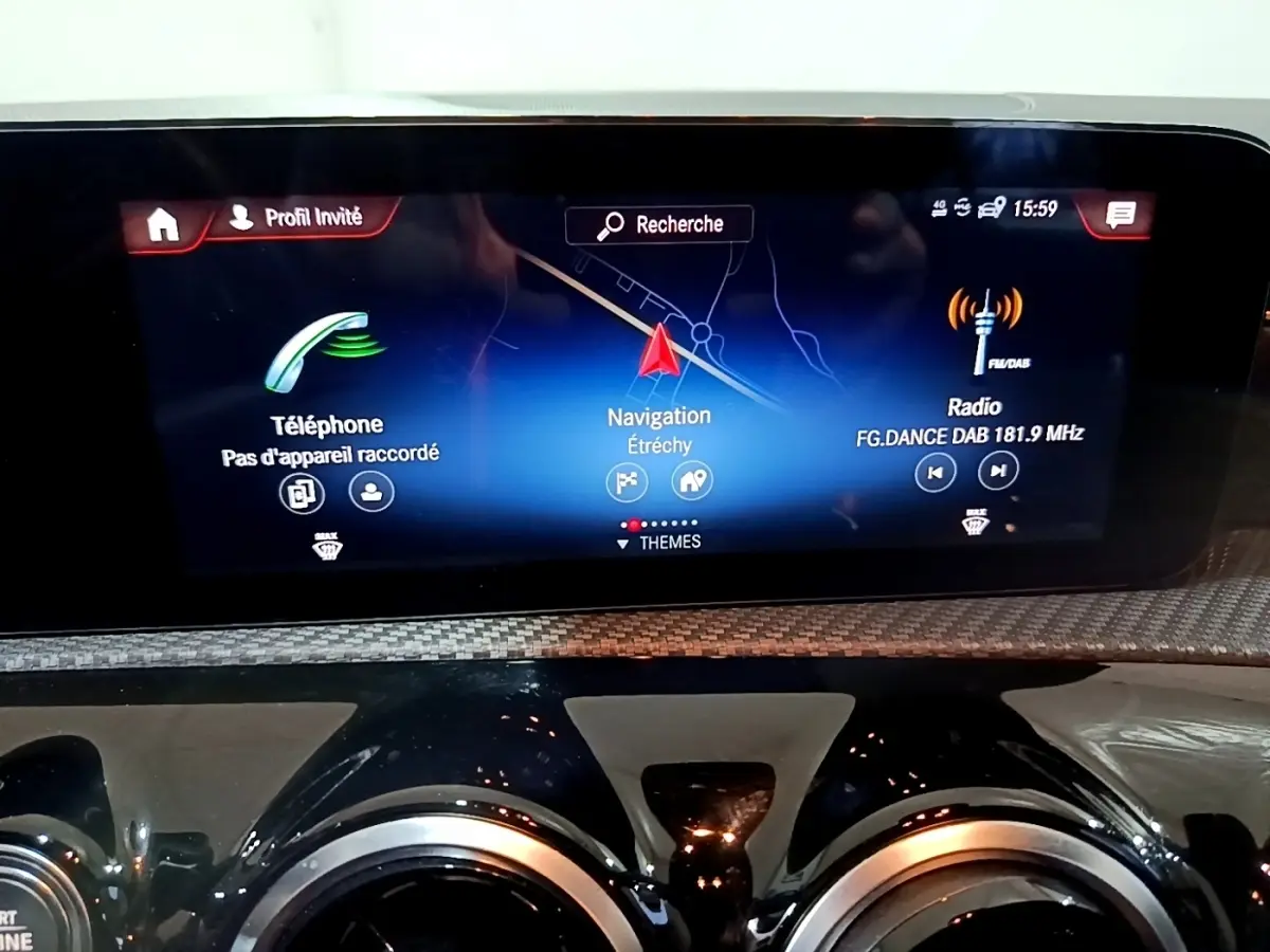 Écran tactile central du tableau de bord de la Mercedes Classe A 250 e Business Line 2020, affichage navigation et radio.