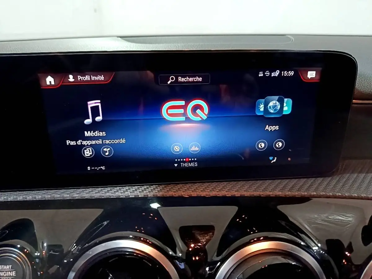 Écran tactile central du tableau de bord de la Mercedes Classe A noire, affichant l'interface multimédia EQ.