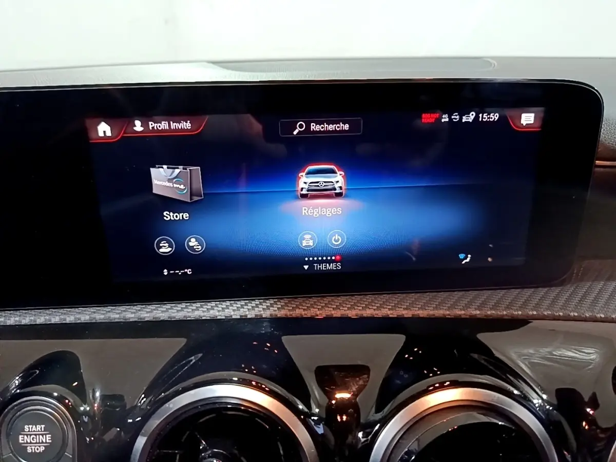 Écran tactile central du tableau de bord de la Mercedes Classe A 250 e Business Line noir, affichant le menu Réglages.