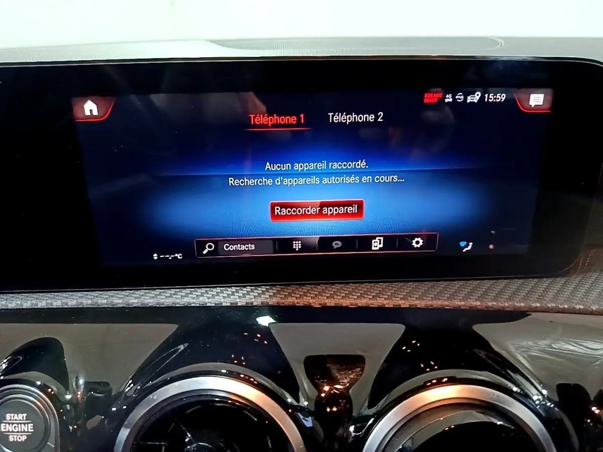 Écran tactile central affichant la connexion Bluetooth dans l’habitacle d’une Mercedes Classe A noire.